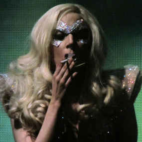 Lady Gaga cu o tigara electronica?