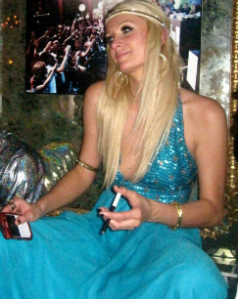 Paris Hilton si tigara electronica